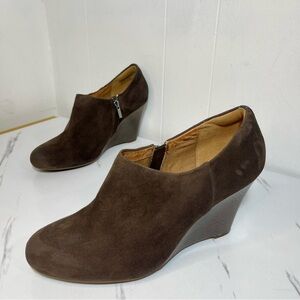 Clarks Dark Brown Suede Wedge Ankle Booties Size 10M